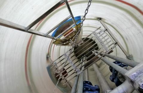 Внутреннее устройство КНС POLEX FG c площадкой обслуживания 